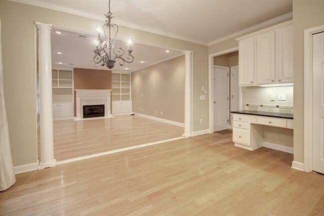 Building Photo - 1050 Knoll Terrace