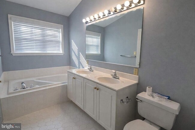 Building Photo - 4 Elm Tree Ct