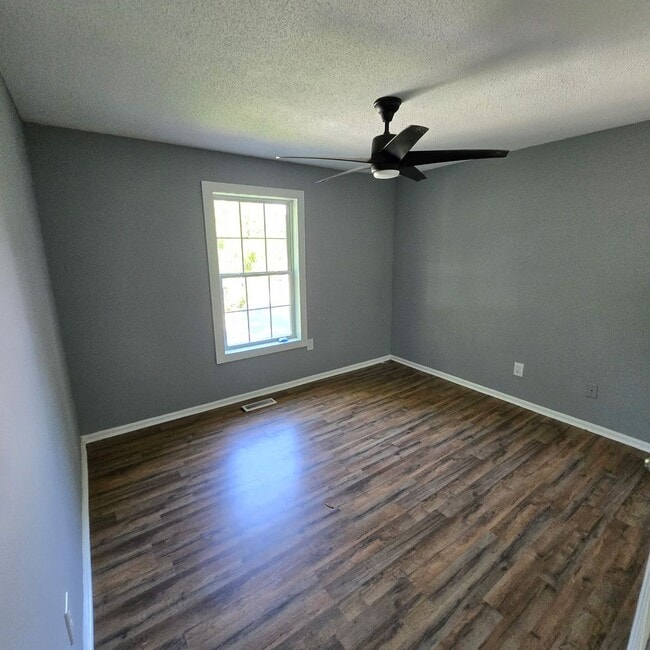 Building Photo - Available NOW— 2 bd/1.5ba townhome near Do...