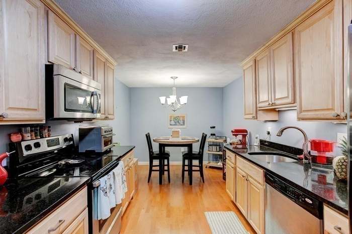 Kitchen - 8 Ledgewood Way