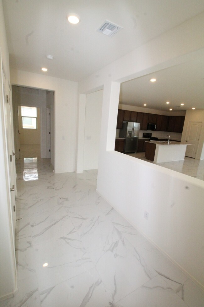 Building Photo - 5523 W Monterey Dr
