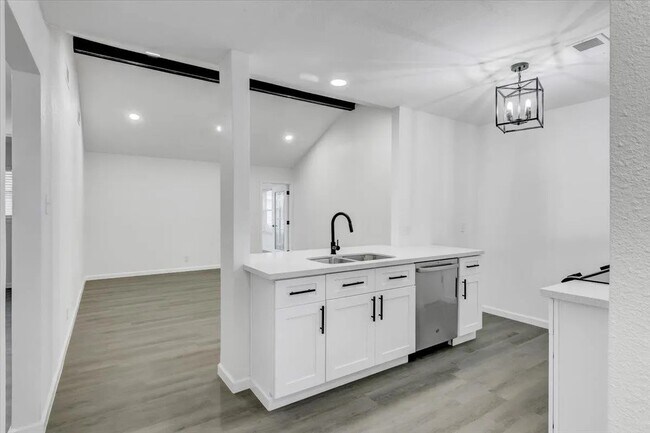 Building Photo - 108 Sparrow Way