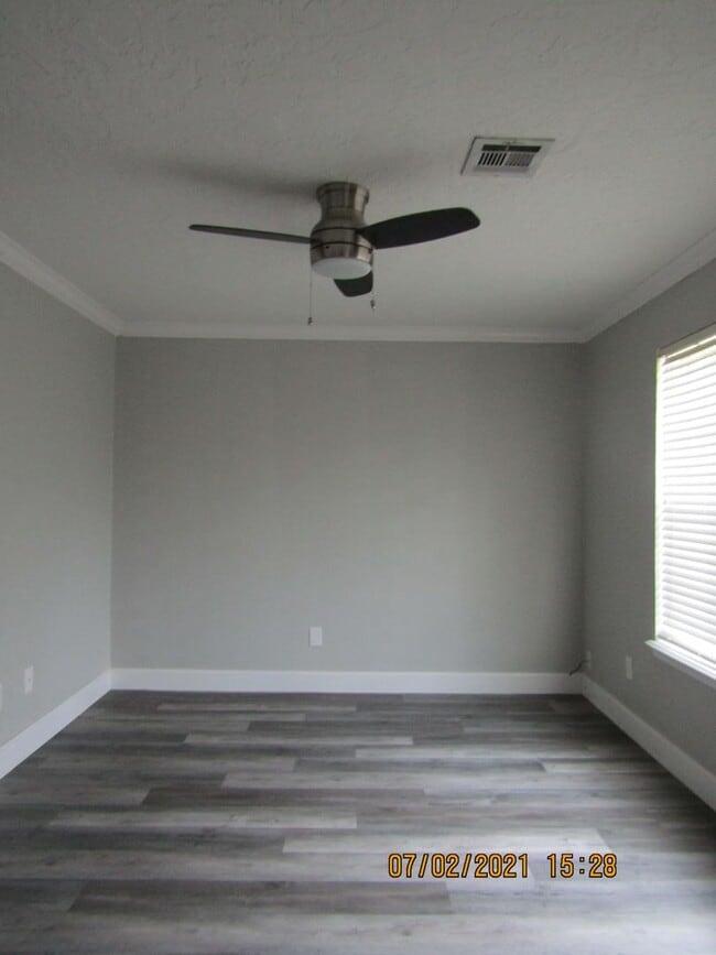 Building Photo - MACARTHUR AREA!! PETS NEGOTIABLE WITH OWNE...