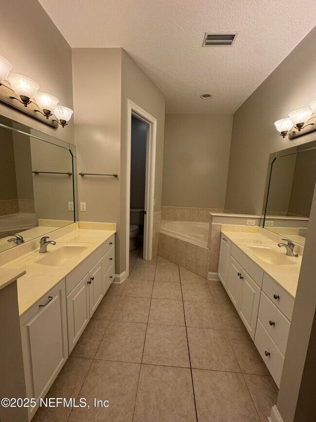 Building Photo - 2580 Heather Oaks Ct