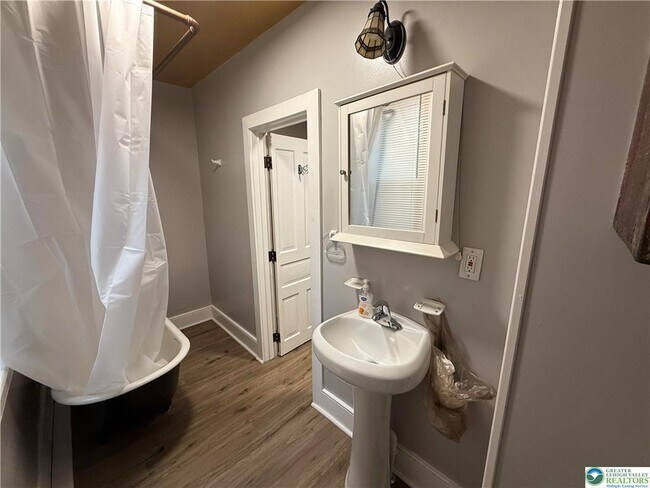 Building Photo - 116 S 6th St