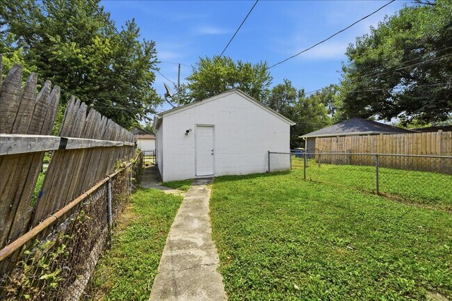 Building Photo - 1511-1511 N Chester Ave