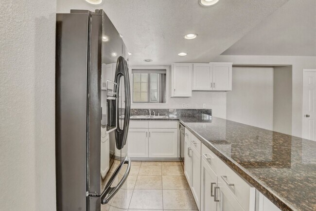 Building Photo - Upgraded 2 bedroom 2 bath upstairs condo