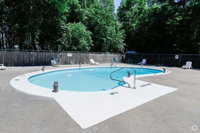 Pool - Southgate Manor Apartments