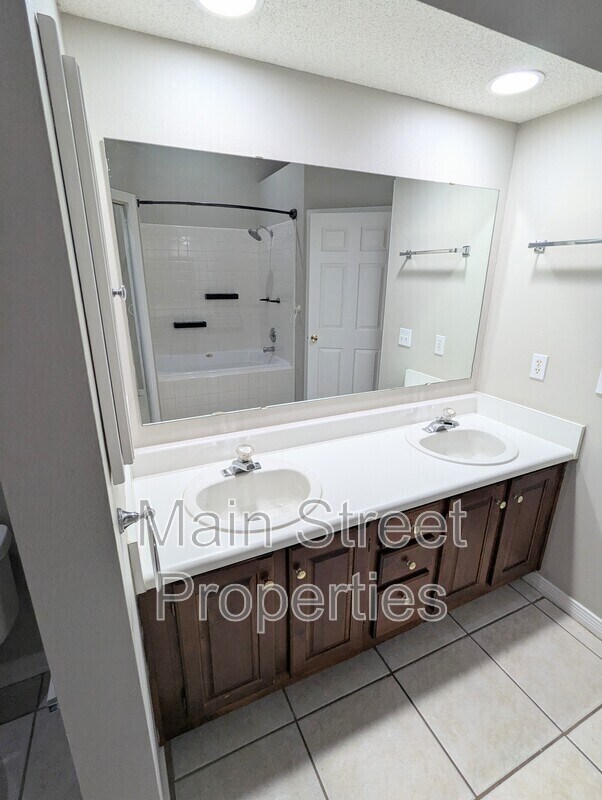 Building Photo - 1909 Southwind Cir