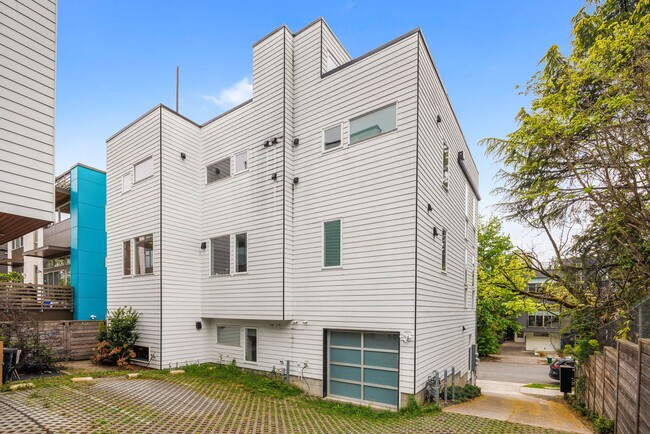Building Photo - 922 14th Ave