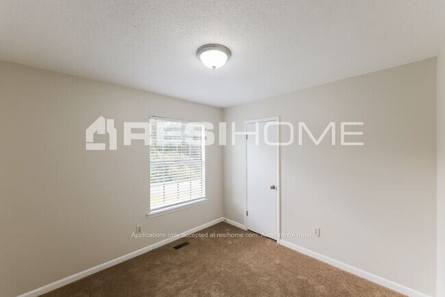 Building Photo - 741 Twin Ridge Dr