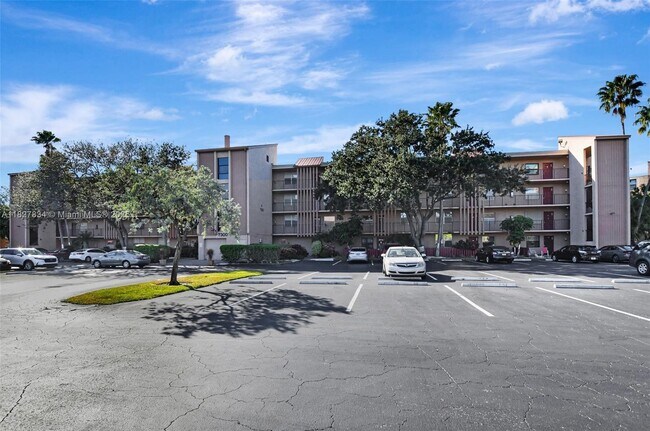 Primary Photo - 7300 Lake Cir Dr