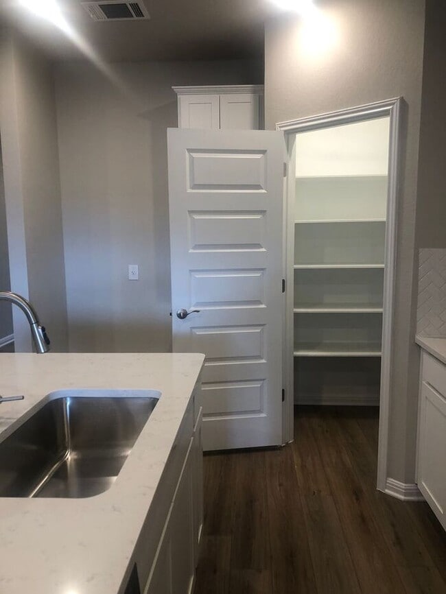 Building Photo - -=Available April 2026=-  4BR/2BA w/ Fenced Yard + Covered Parking in Hutto, TX