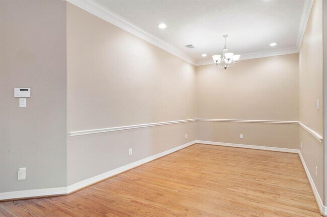 Building Photo - 1503 Shady Villa Fern