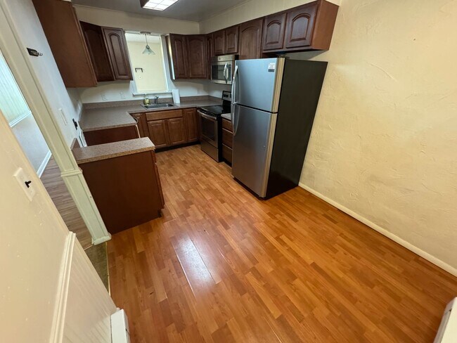 Building Photo - 2 Bedroom Townhome