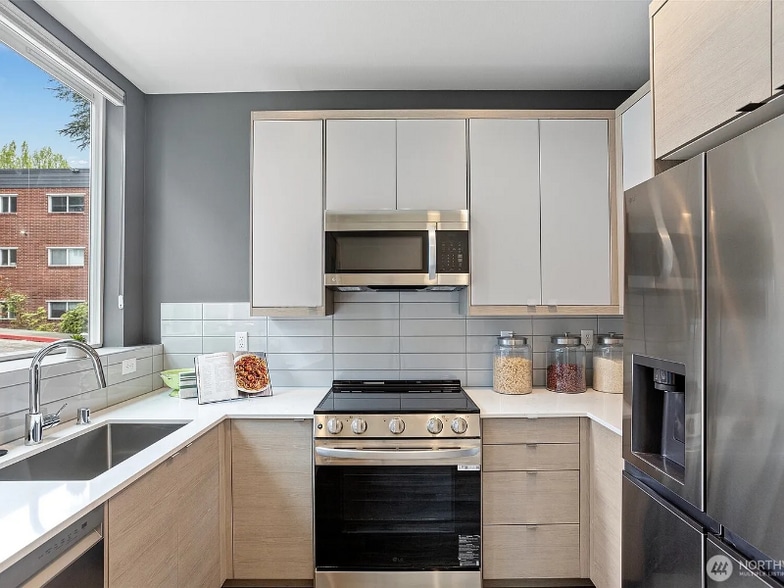 Building Photo - 2525 29th Ave S