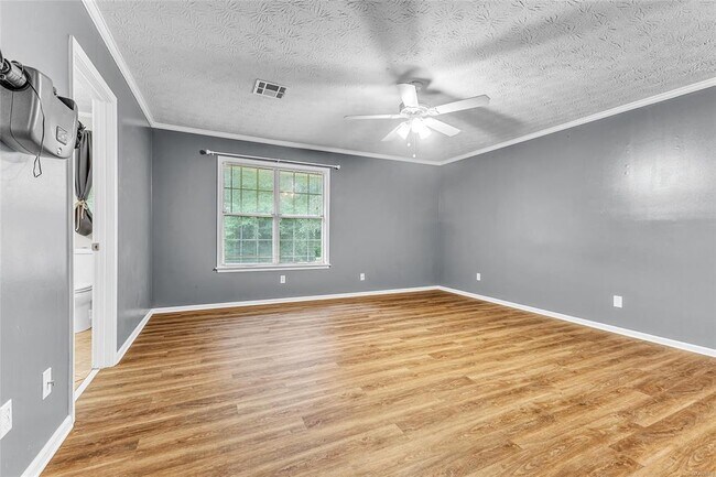 Building Photo - 140 Livingston Cir