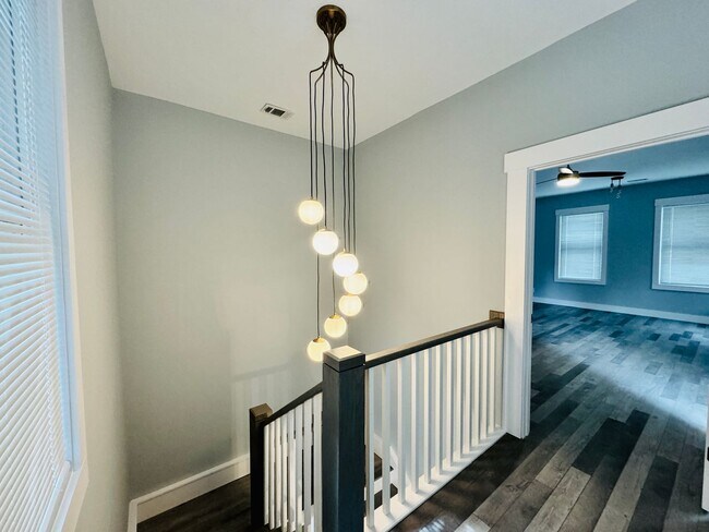 Building Photo - RATE DROP ALERT! (was $2600/month)