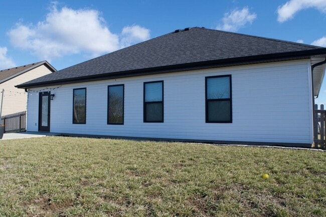 Building Photo - Modern 3 Bed 2 Bath House in Willow Falls!