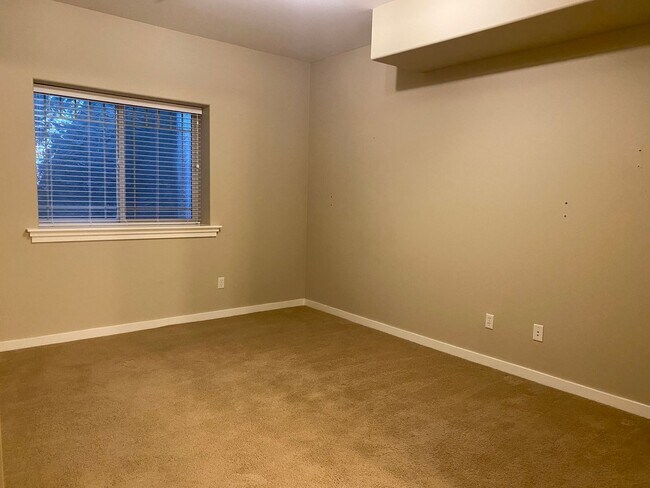 Building Photo - Spacious 3 Bedroom/ 3 Bathroom Near Boat L...