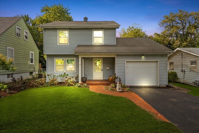 Building Photo - Updated Grayslake Home with Sunroom and Fl...