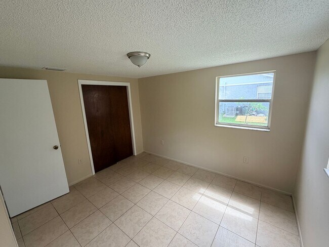 Building Photo - 2/1 in New Port Richey