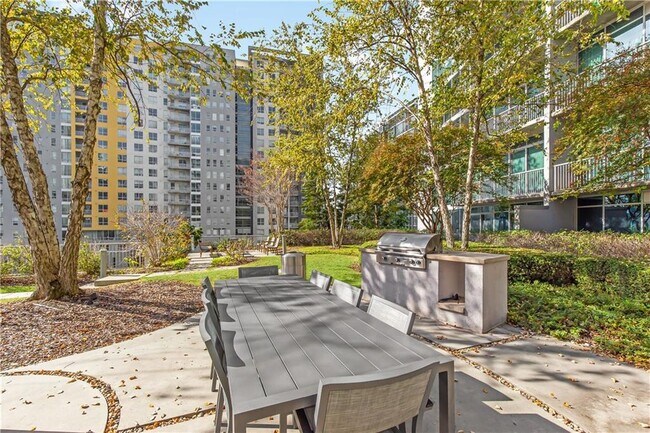 Building Photo - 950 W Peachtree St NW