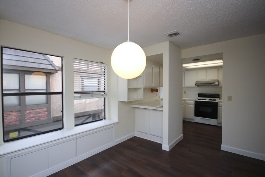 Building Photo - 416 N Bushnell Ave