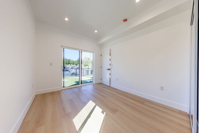 Building Photo - Luxury Never Before Lived in Townhomes!