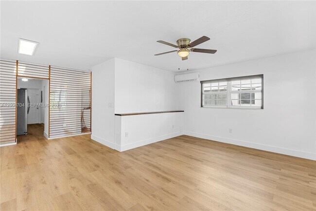 Building Photo - 1450 NE 171 St