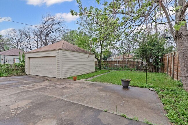 Building Photo - 511 N Oak Cliff Blvd