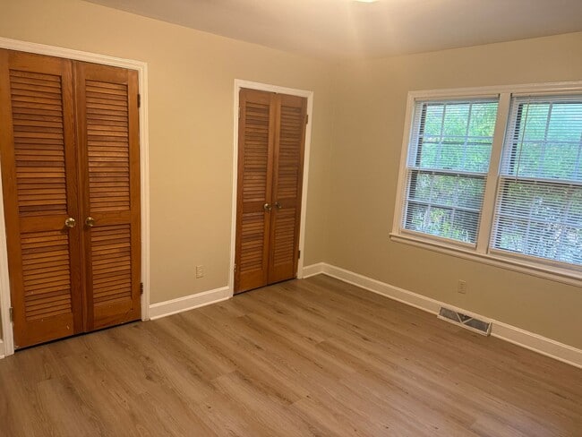 Building Photo - Beautifully Updated Two Bedroom Duplex