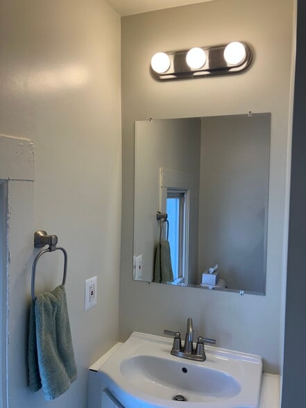 504 1/2 bathroom - 504 E Clinton St.