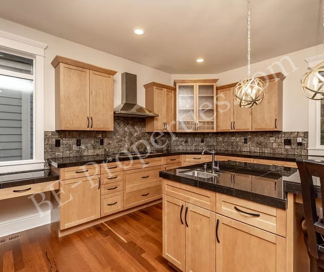 Building Photo - Beautiful Federal Way Home