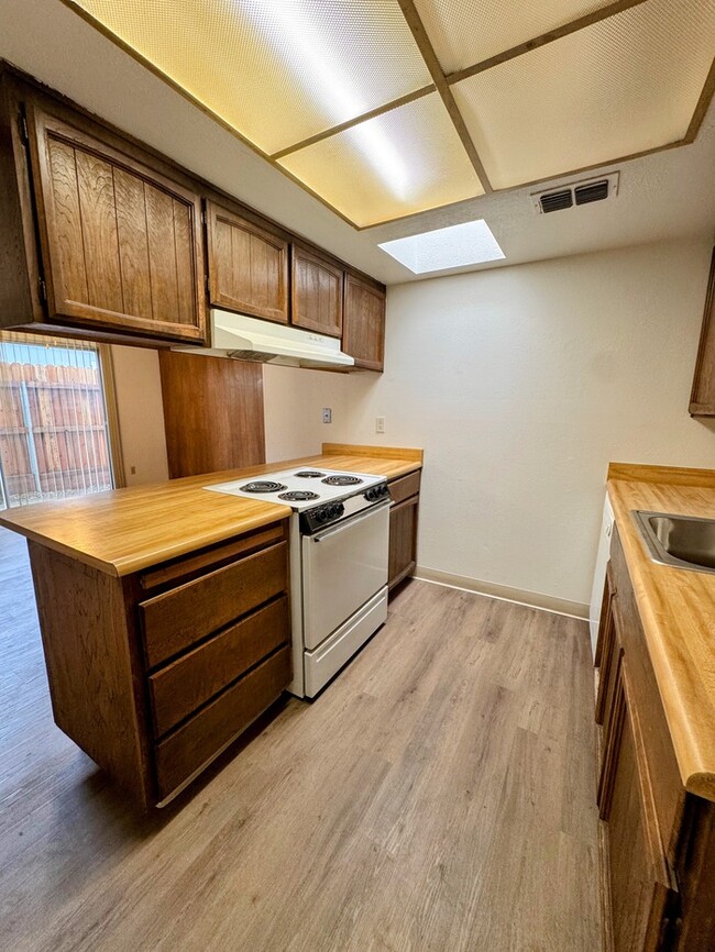 Building Photo - Spacious 2 Bedroom Duplex in Sacramento