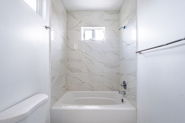 Building Photo - Spacious 4-Bedroom, 3-Bath Home – Modern U...