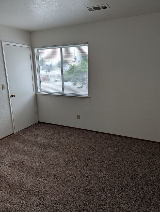 Building Photo - Newly remodeled Townhouse