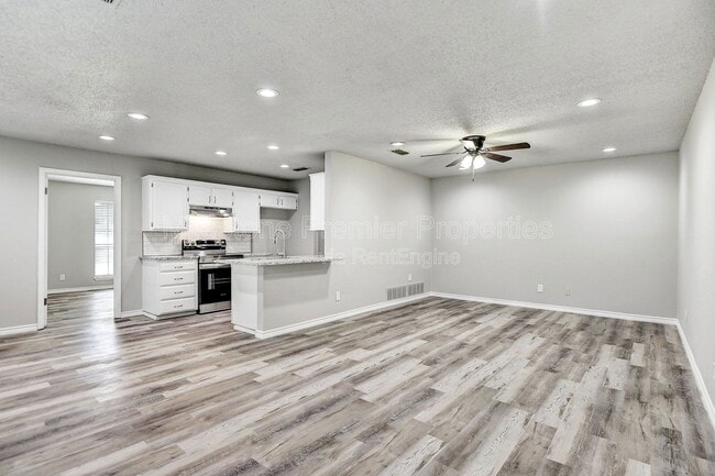 Building Photo - 925 Farmington Rd