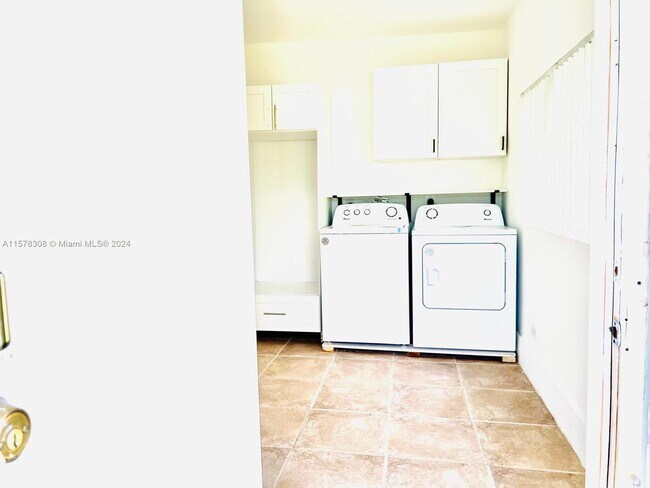 Building Photo - 18320 NE 7th Ct