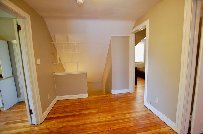 Building Photo - Stunning completely furnished and remodeled 3rd floor suite!