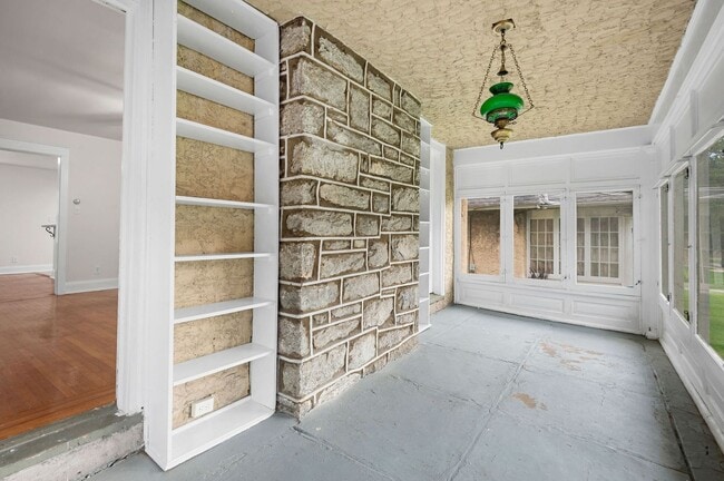 Building Photo - Single family home with hardwood floors th...