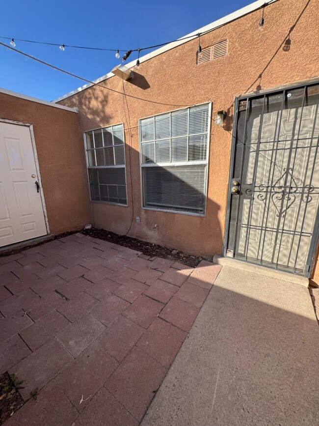 Building Photo - 912 San Pedro Dr SE