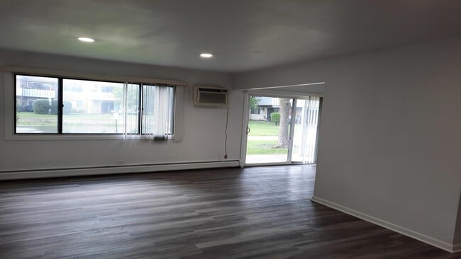 Building Photo - Spacious & Updated 2-Bed, 2-Bath Condo in ...