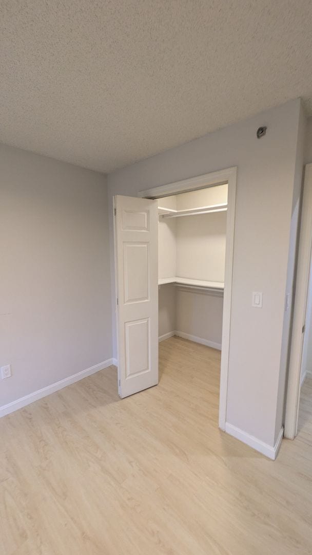 Building Photo - Spacious Three Bedroom Condo