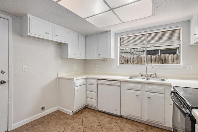 Building Photo - 9418 Spiralwood Ln