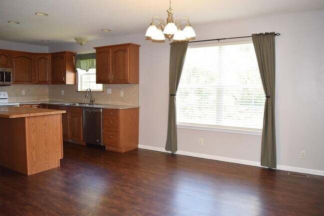Building Photo - Charming Hickory Valley Gem Near Fort Leonard Wood