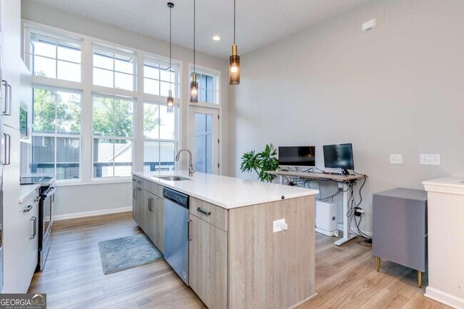 Building Photo - 912 Brees Ct