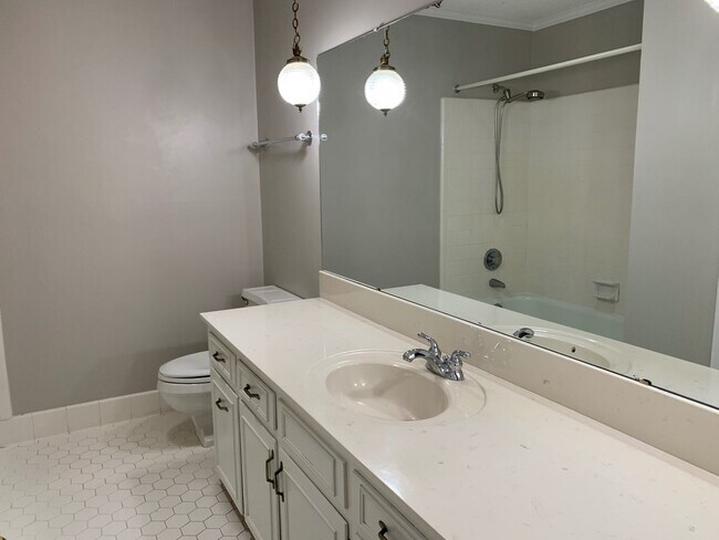 Building Photo - Spacious 4 Bed | 3 Bath Split Level Home i...