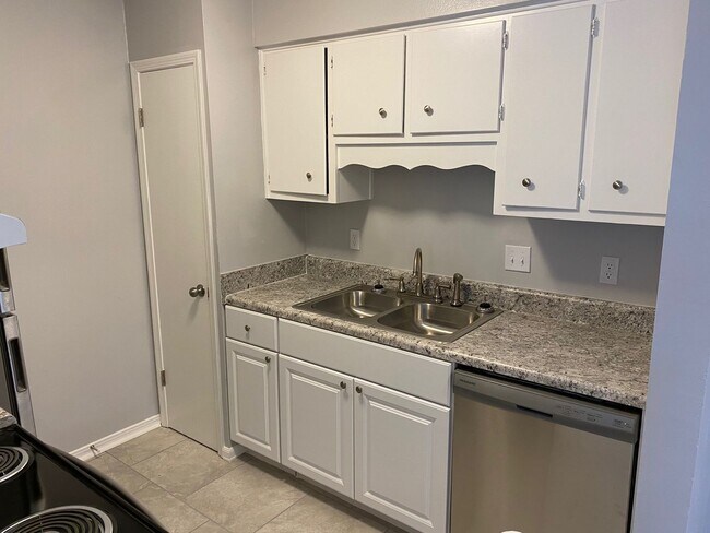 Building Photo - Convenient Northeast location!