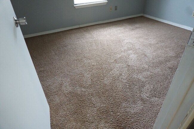 Building Photo - 2 Bed 2 Bath Townhouse